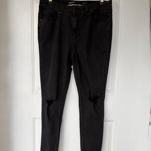 •Seven7• Black Tummyless Distressed-Knee Skinny Jeans - Size 12